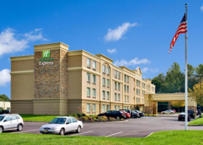 Гостиница Holiday Inn Express & Suites West Long Branch - Eatontown, an IHG Hotel  Запад Лонг Бранч